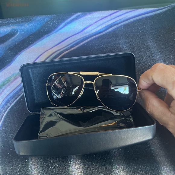 Versace brand new sunglasses 53 MM! Beautifully crafted in Italian fashion - Picture 10 of 13